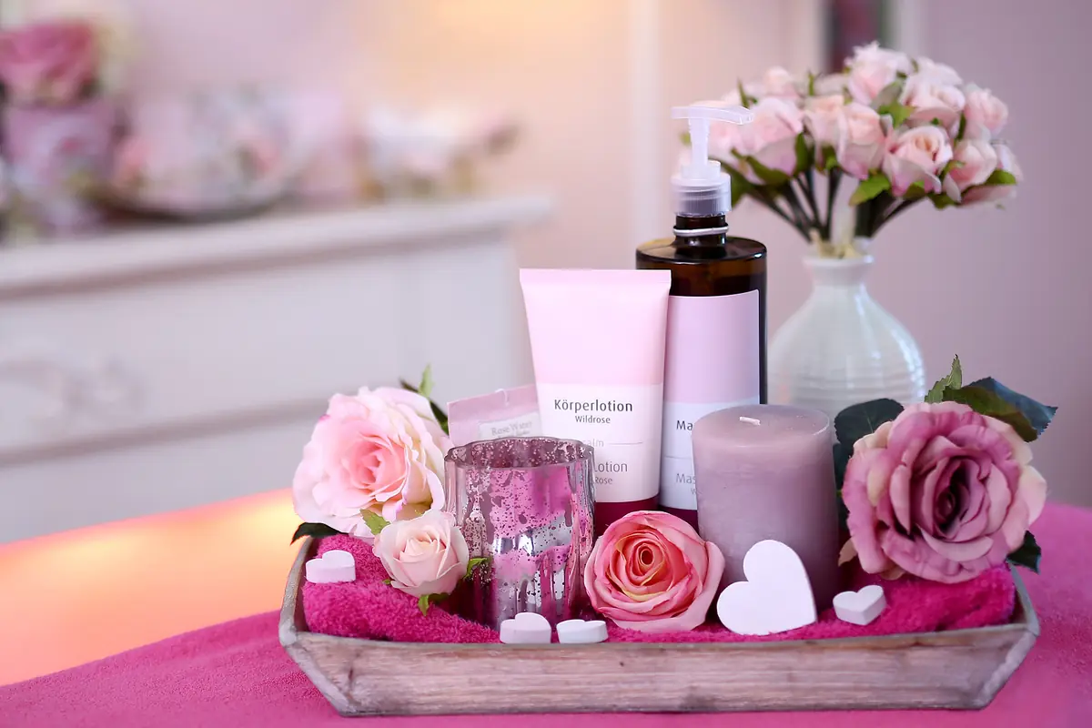 Geschenkdekoration mit Rosen
