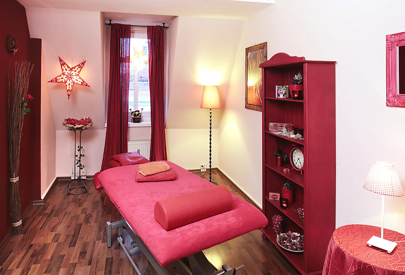 Das Feuerzimmer in warmen Rottönen