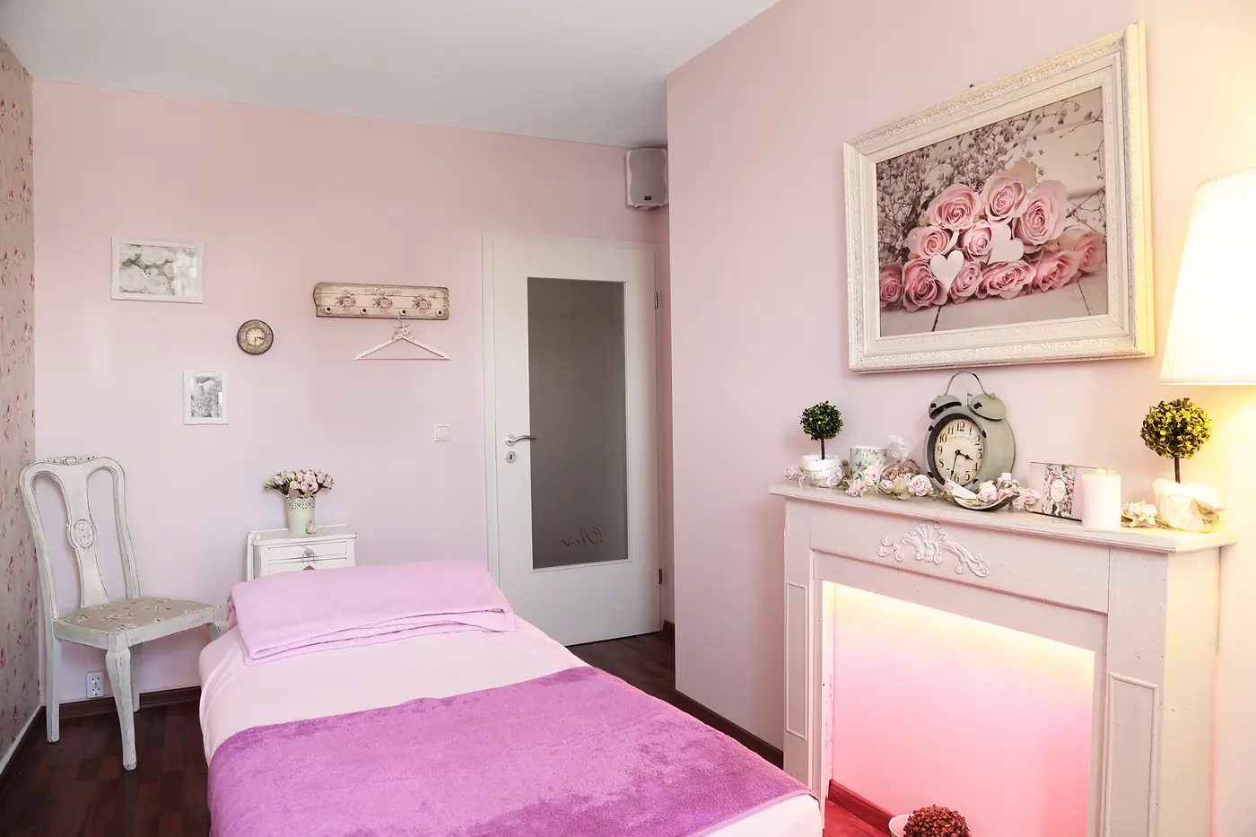 Das Rosenzimmer mit Spezialliege für Schwangere