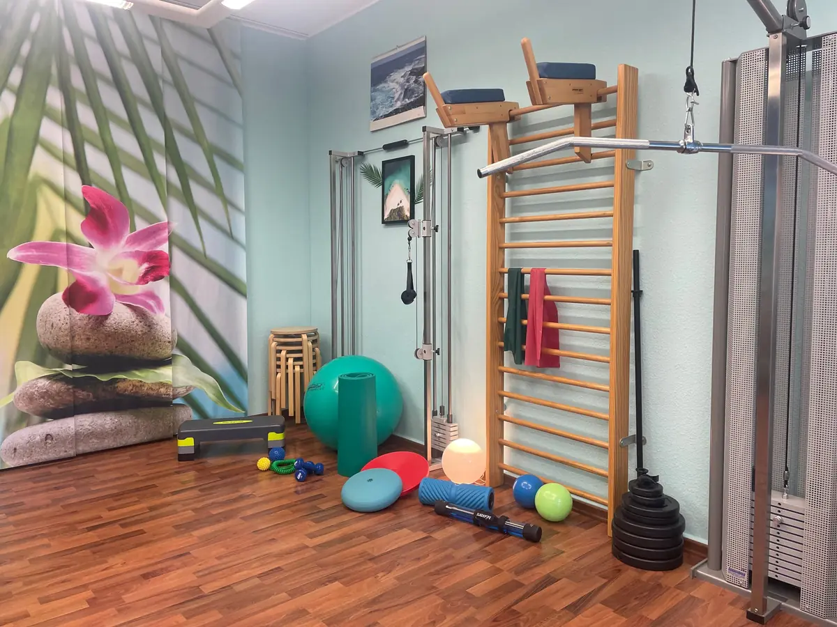 Trainingsbereich mit Sprossenwand und Seilzug
