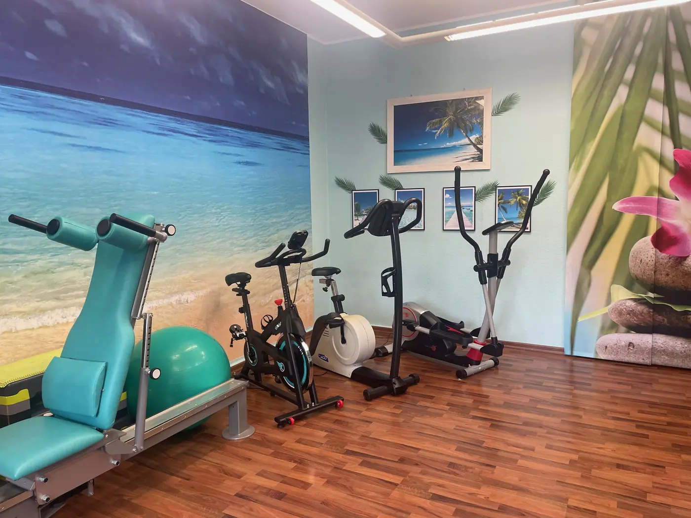 Trainingsbereich mit Geräten vor einer Strandtapete